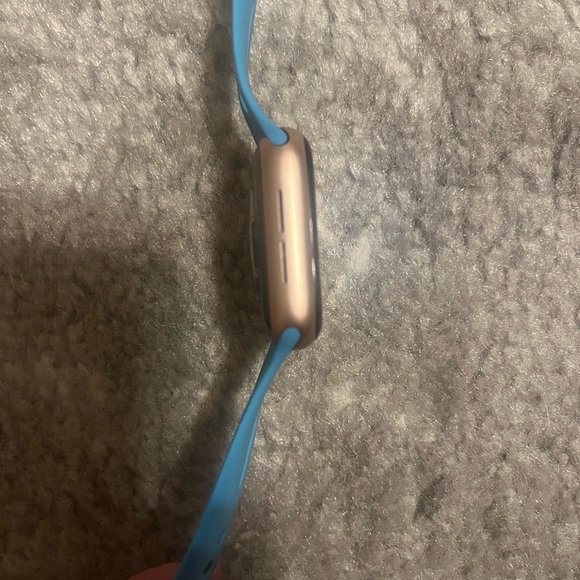Apple Watch Series 4 40mm Rose Gold Aluminum - Picture 3 of 8